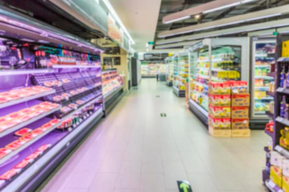 孩子不小心从购物车摔下去,小男孩摔下购物车后受伤