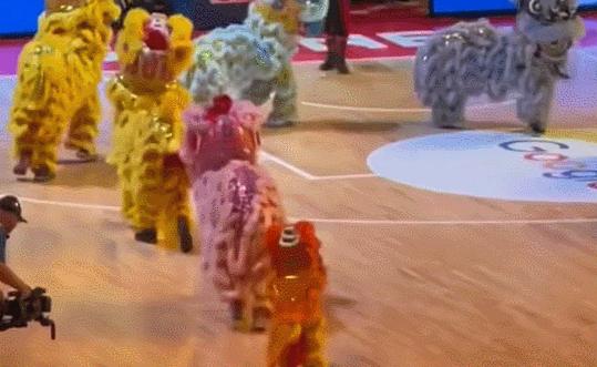 女排世锦赛观众嗨唱最炫民族风,太嗨了女排世锦赛现场