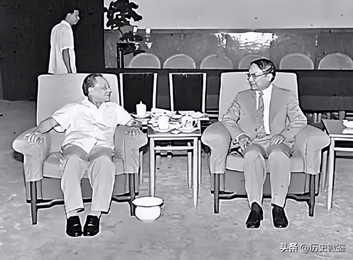 金庸：造原*弹子**，不如多做几条裤子穿！陈毅：当了裤子也要造