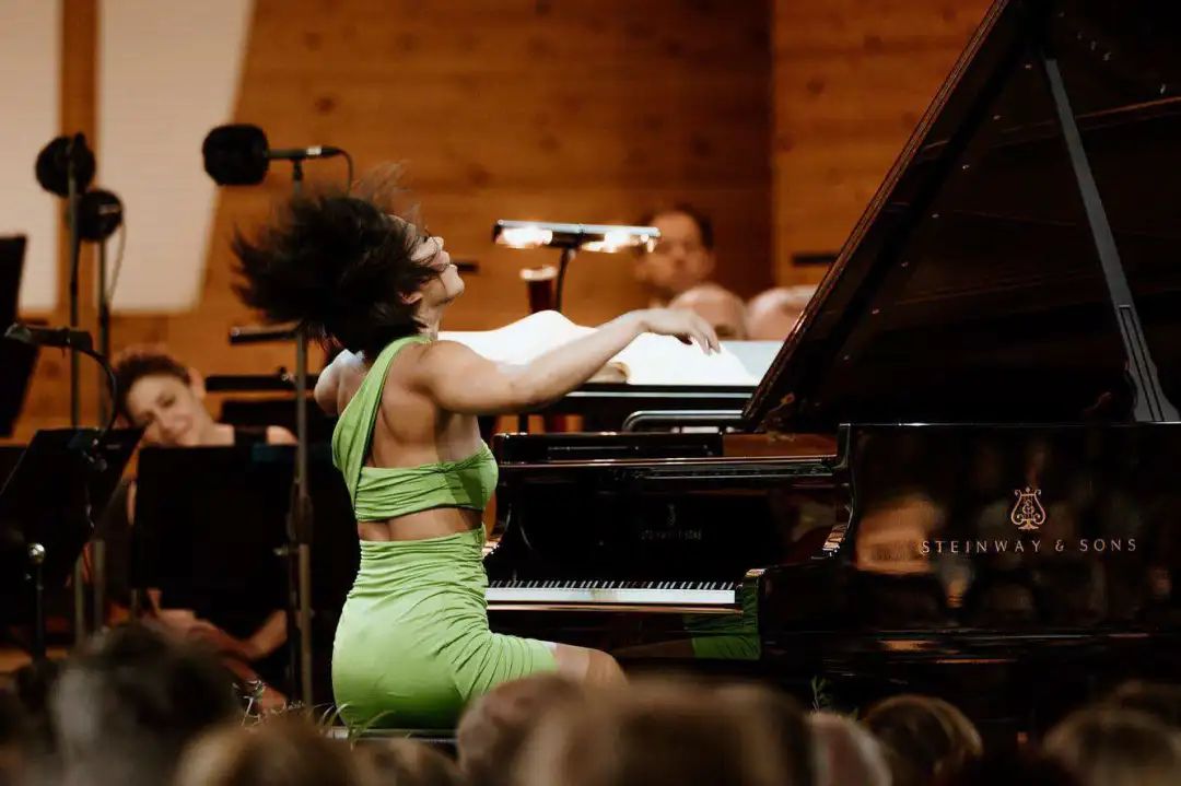 中国钢琴女魔王穿短裙演奏被嘲不雅？！霸气回怼：我只是在做自己