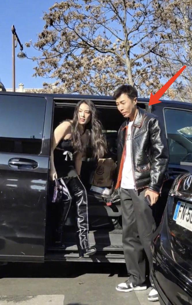 关晓彤穿搭被吐槽10年前,关晓彤白礼服黑内搭走红毯