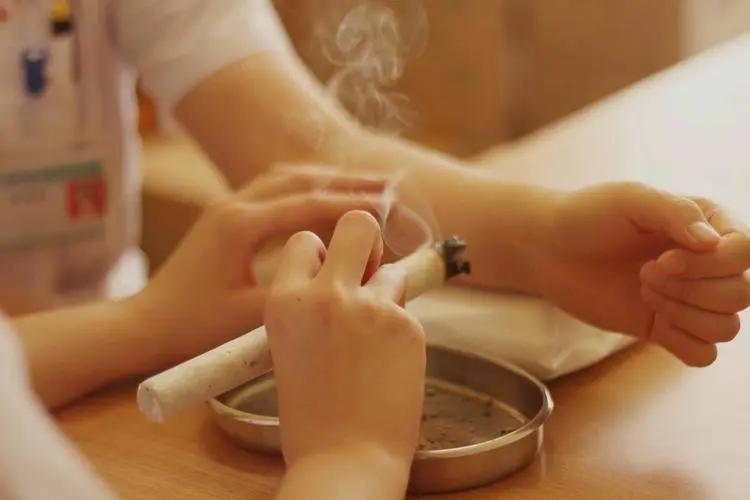 针灸治疗神经性皮炎,异位性皮炎艾灸