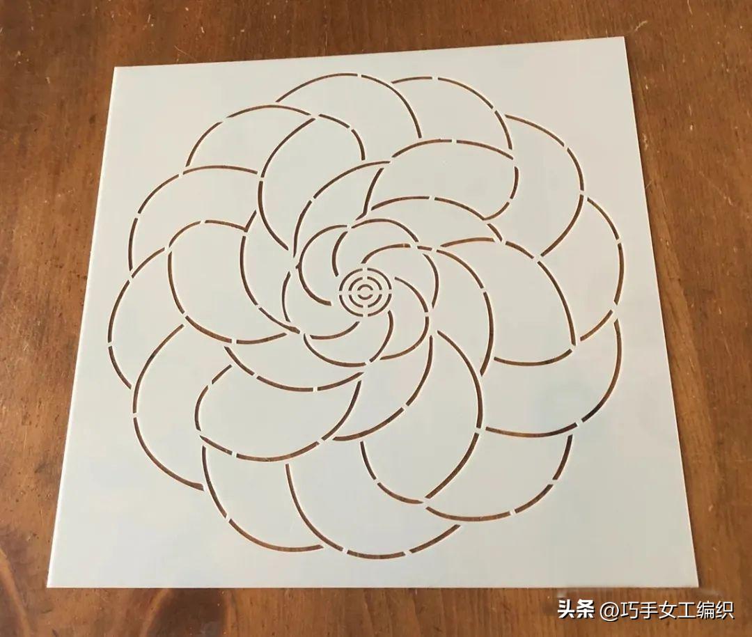 她用粗细不同的铅笔，棉签，牙签，筷子…竟把家里的旧物翻了个新