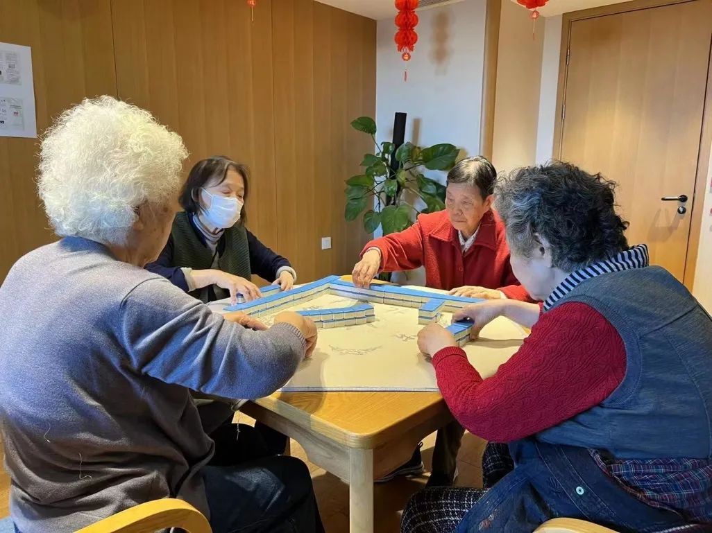 养老在家门口好吗,养老住大社区合适吗