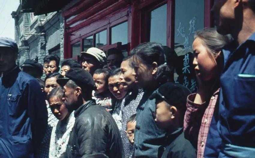 80多年前，18张日寇占领下的河南新乡老照片：骑在桥头拍照的鬼子