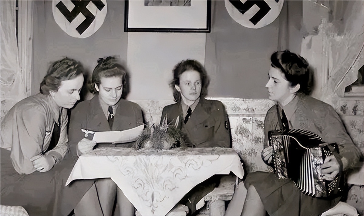 320名纳粹漂亮女兵：怕被苏军报复，狂欢后集体选择自杀