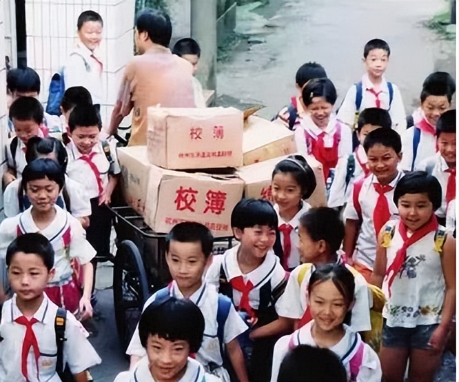 3年前,浙江父女花6亿多元,给员工发红包,还发钻石项链,为啥