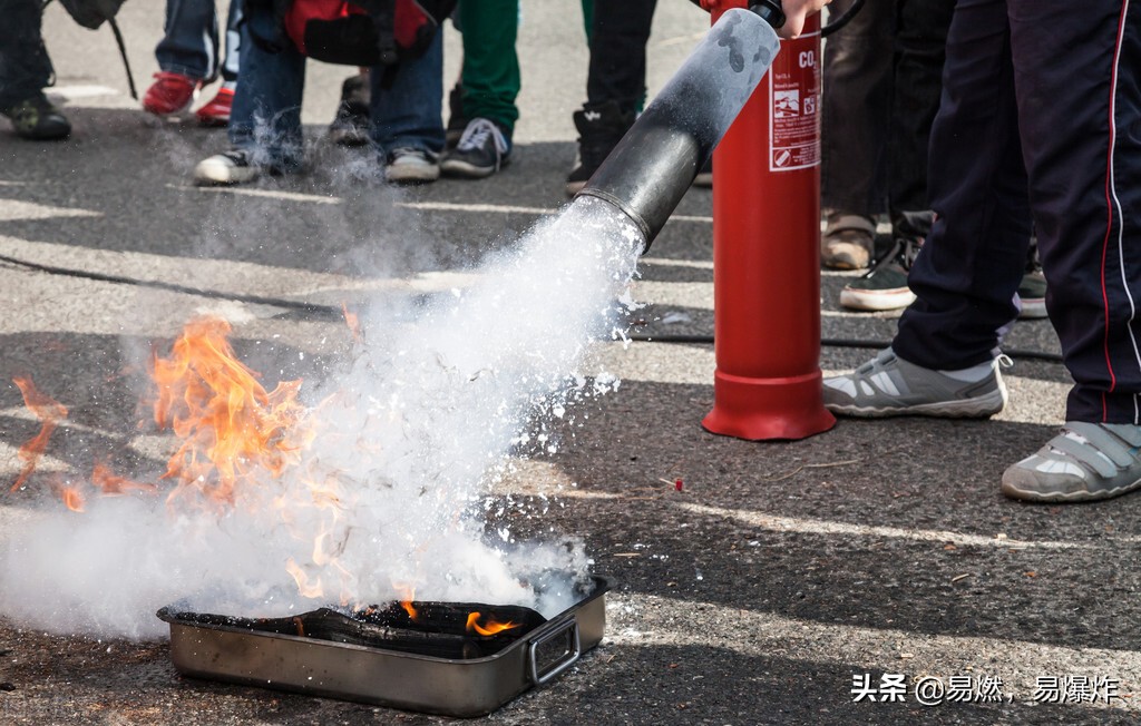 泡沫灭火器与干粉灭火器用途区别,泡沫灭火器和干粉灭火器的区别