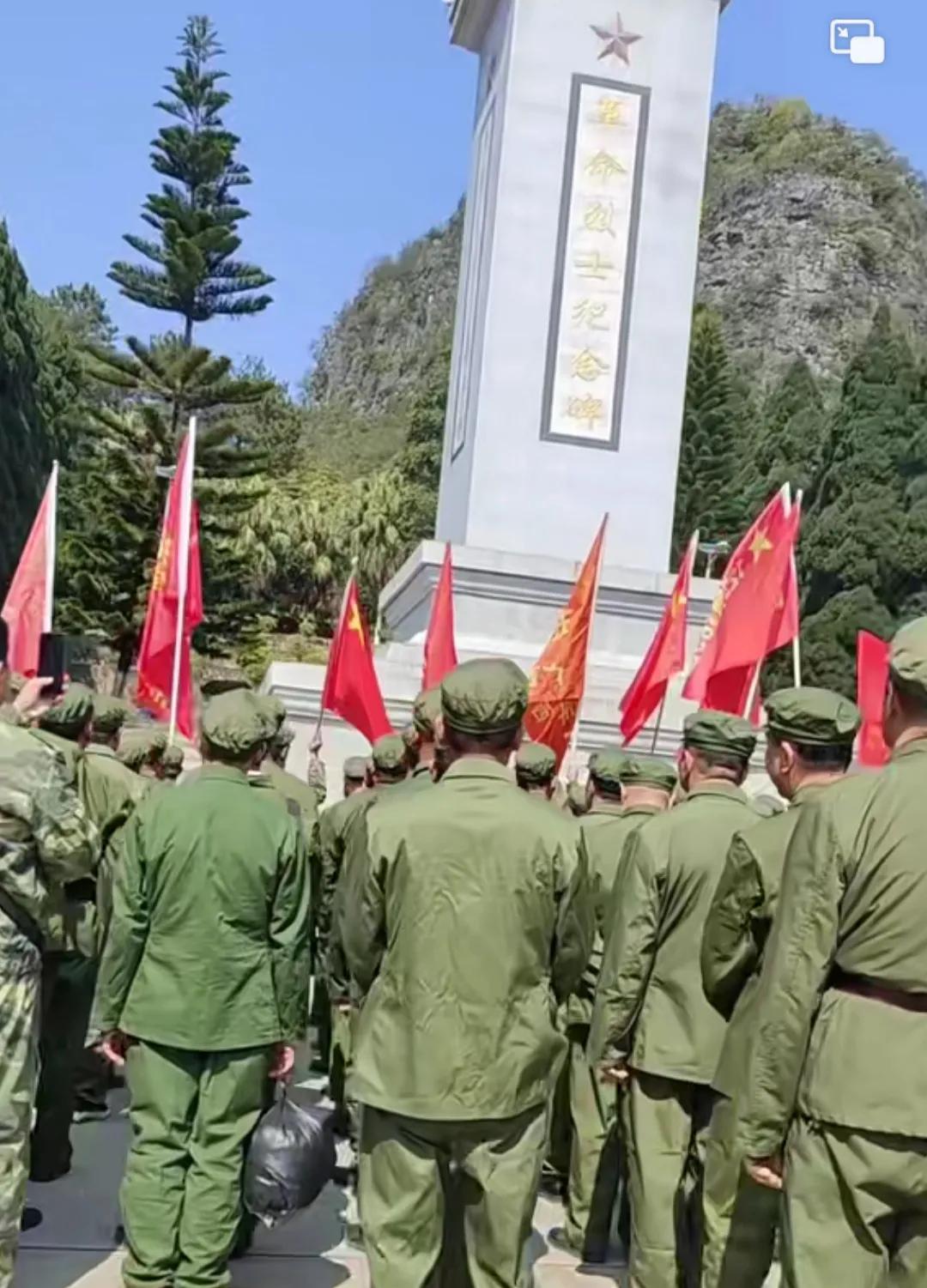 清明节参战老兵南疆祭扫战友视频,老兵们为死难战友扫墓纪念