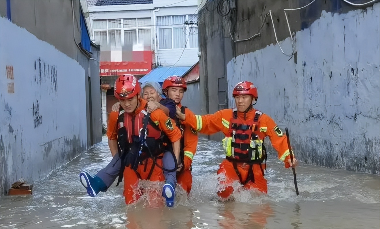 长沙女孩被困88小时被救,长沙获救女孩喝矿泉水