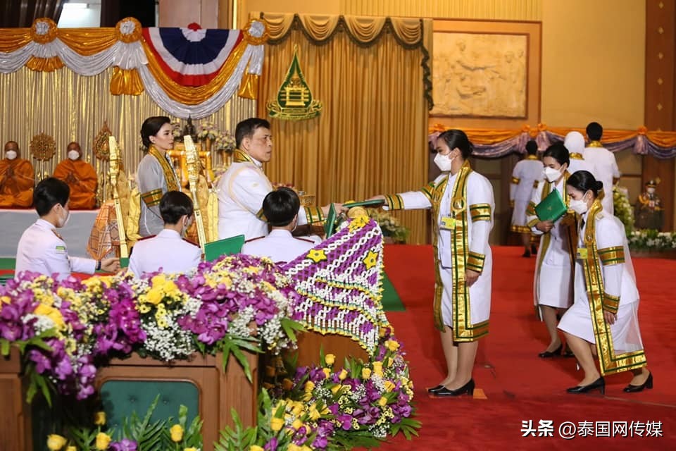 泰国国王大学毕业证,泰国王后苏提达获学士学位