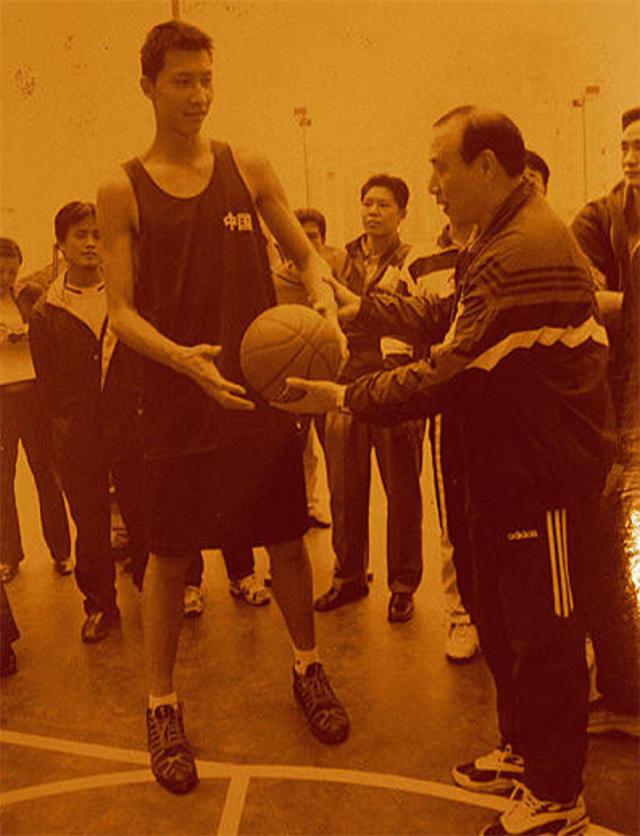 易建联妻子荆灵简历,易建联和荆灵结婚的视频