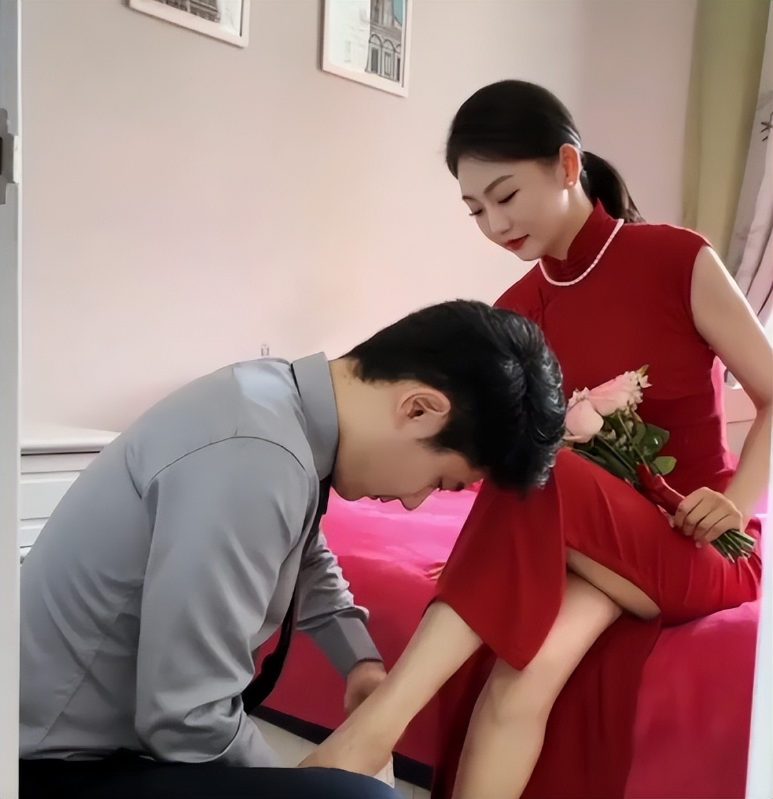 新人在上海无法回家办婚礼,亲自剪喜字扎花束,与家人远程办仪式