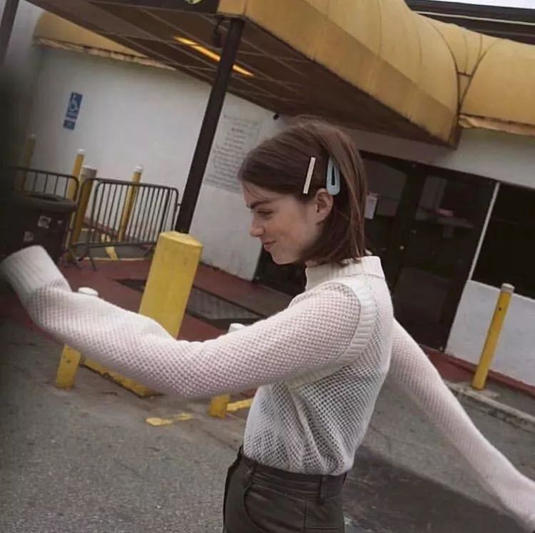 儿童用泫雅风彩色发夹怎么扎好看 (泫雅一字夹发夹佩戴方法)