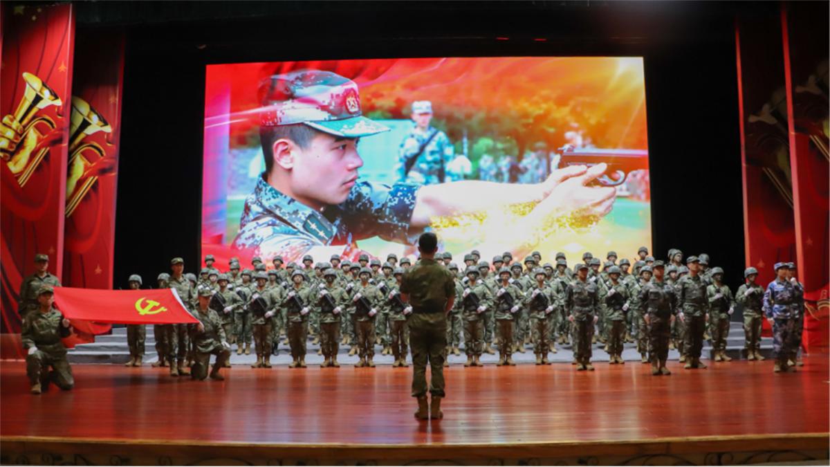 现代学子唱强军战歌,军校合唱强军战歌