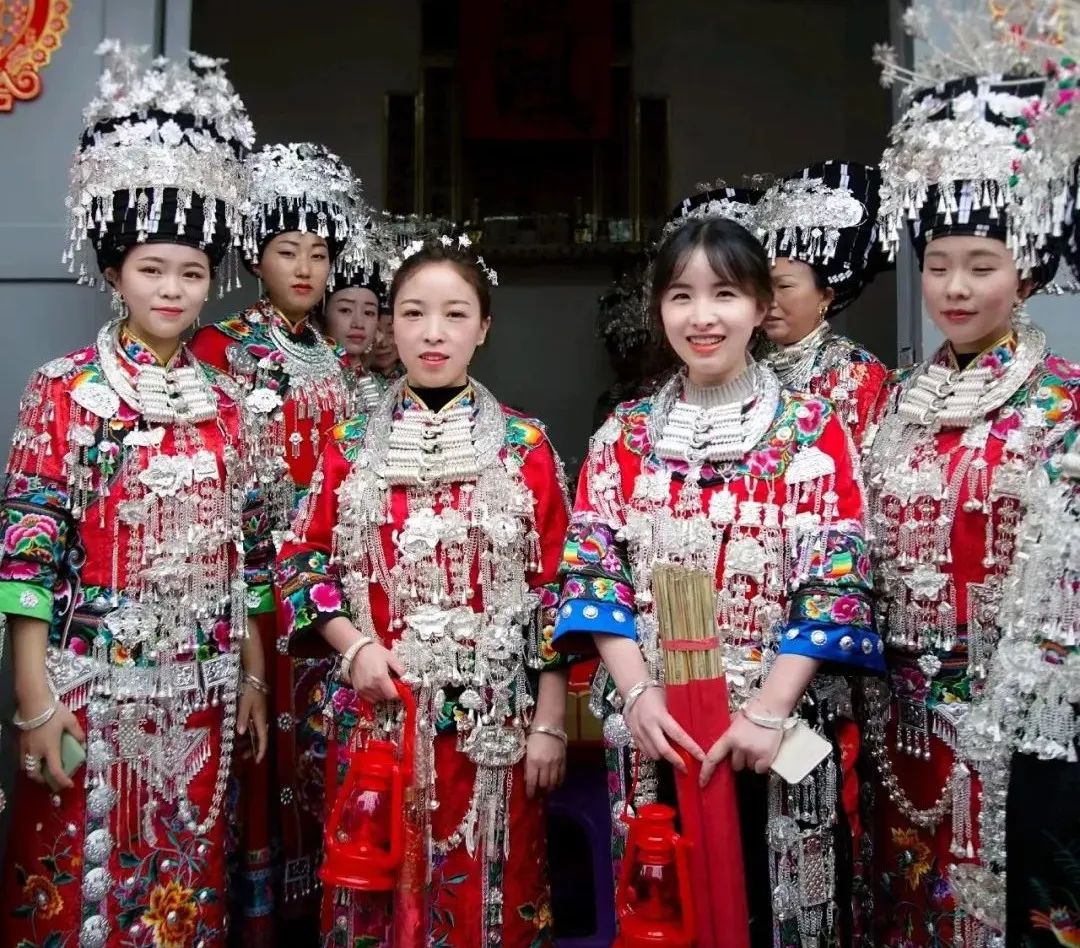 湘西苗族女装服装展示,湘西服饰变装