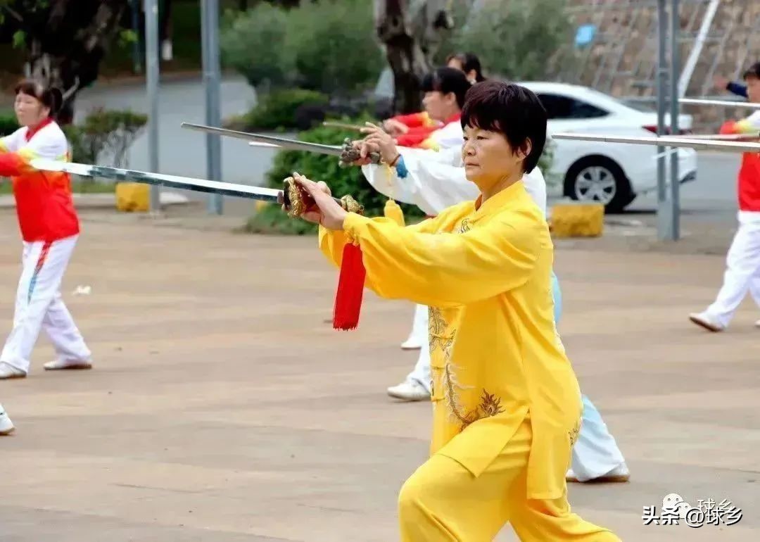 全民健身日太极进社区,健康服务进社区免费体检暖人心