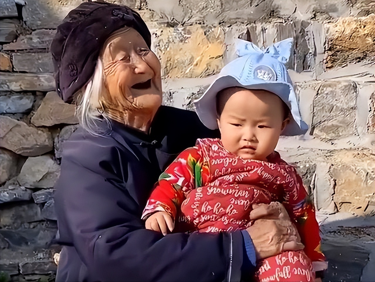70岁儿子给100岁妈妈送拐杖,七旬老人送102岁母亲拐杖