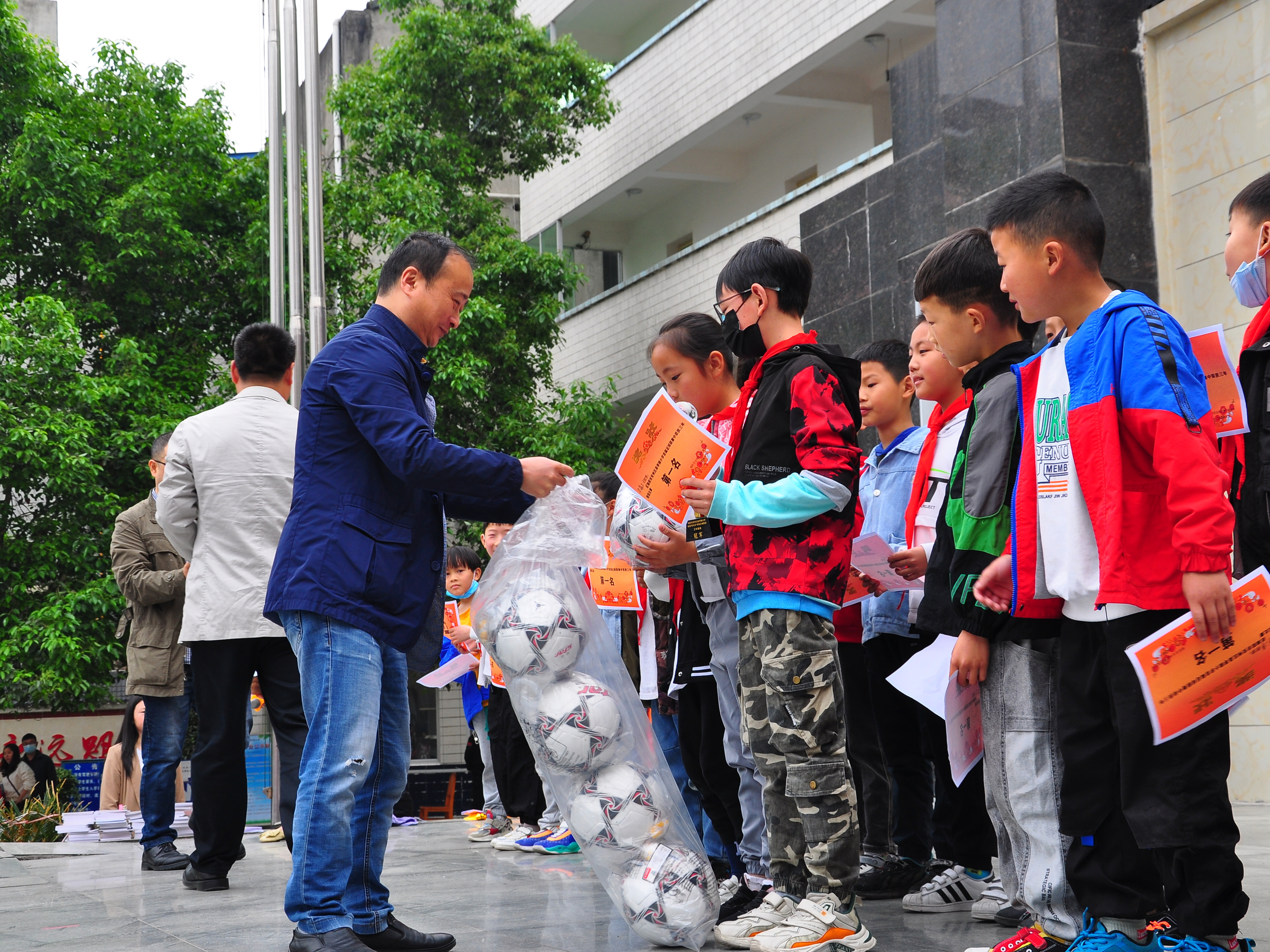 小学校长杯足球活动报道,桑枣中学2021足球比赛