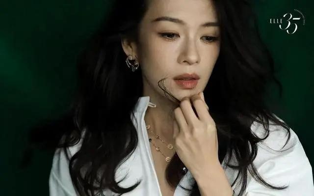 混在娱乐圈的日子“性感女神”瞬间名声大噪！全裸出镜后，她成