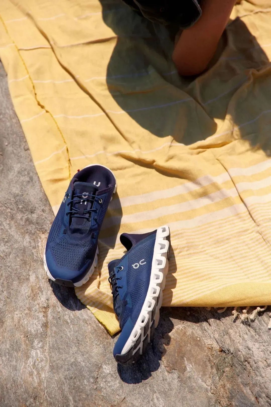 百丽推出“嘭然行动”快闪店；安踏丁氏家族套现逾百亿|鞋业要闻