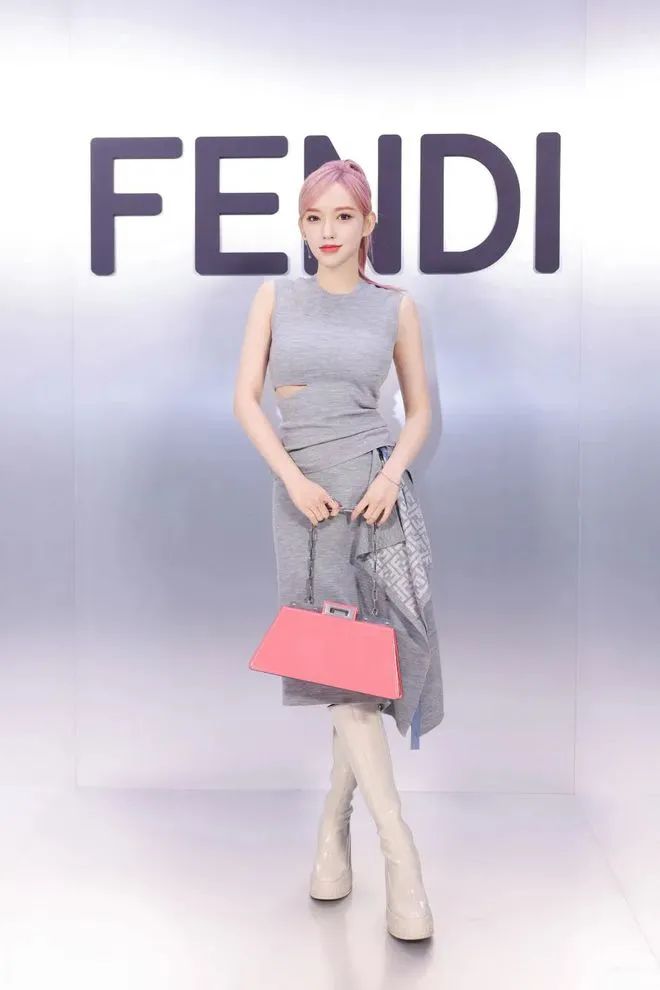 刘雯时隔三年重返时装周首秀,2003后女明星