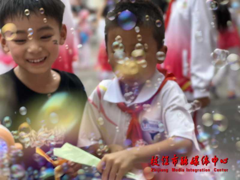 小学生跳蚤市场义卖现场,幼儿园最新六一跳蚤市场爱心义卖