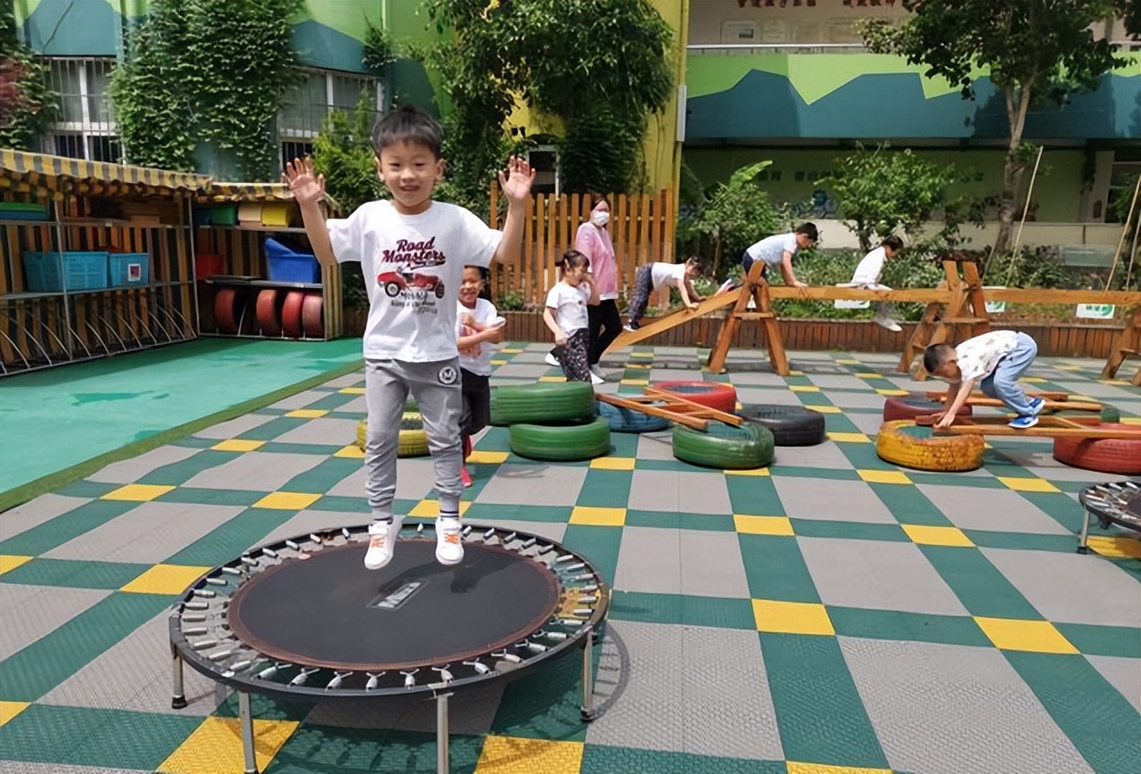 孩子玩的室内游乐场被打,孩子玩耍时老是被另外一个孩子打