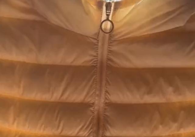 用洗衣机洗羽绒服的正确方法,女子用洗衣机洗完羽绒服