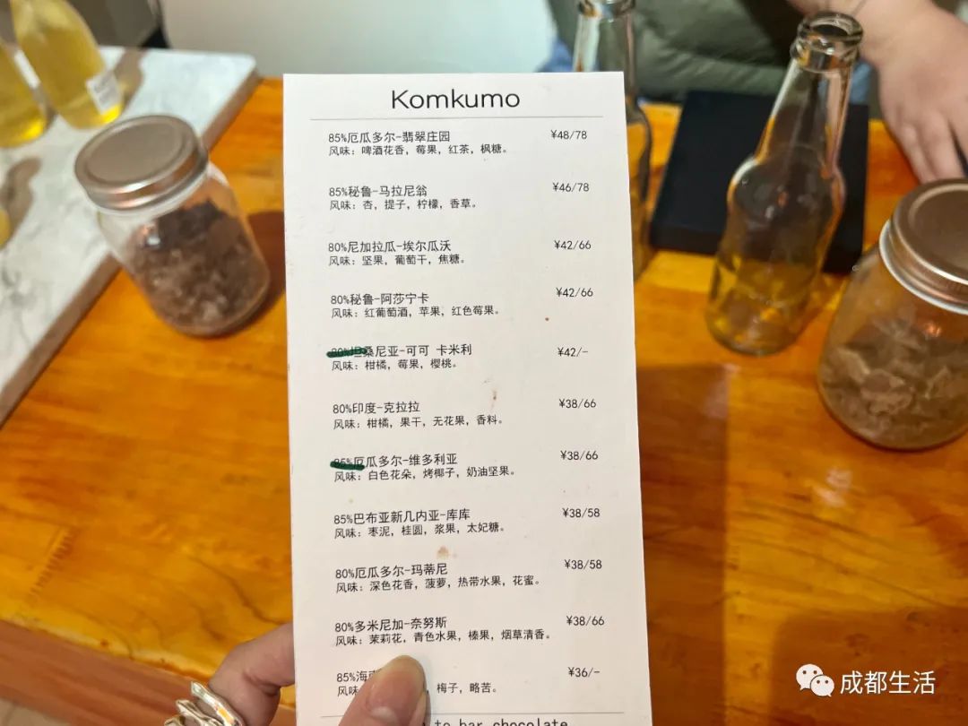 12条时髦老街，长满晒太阳的成都人