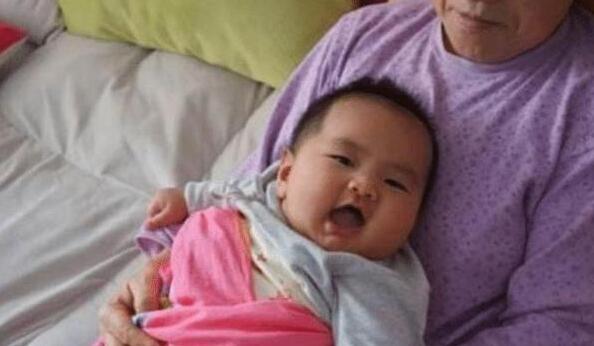 宝宝掉下床不能乱抱，妈妈该怎么办？