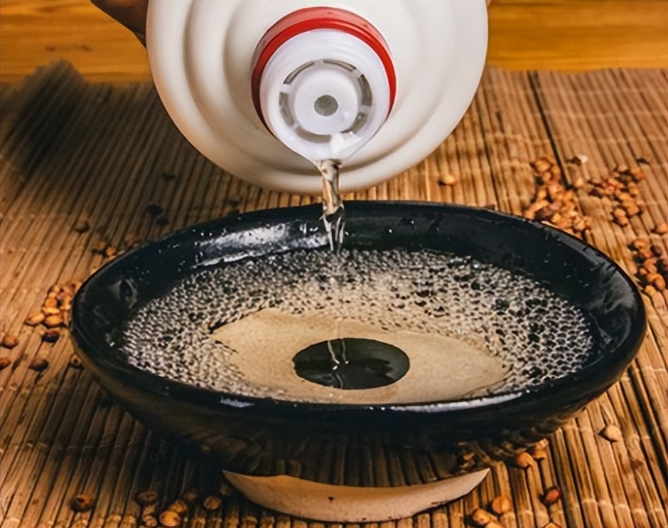 辽宁男子喝3万斤酒撑大脖子,男子嗜酒如命一天三四斤白酒