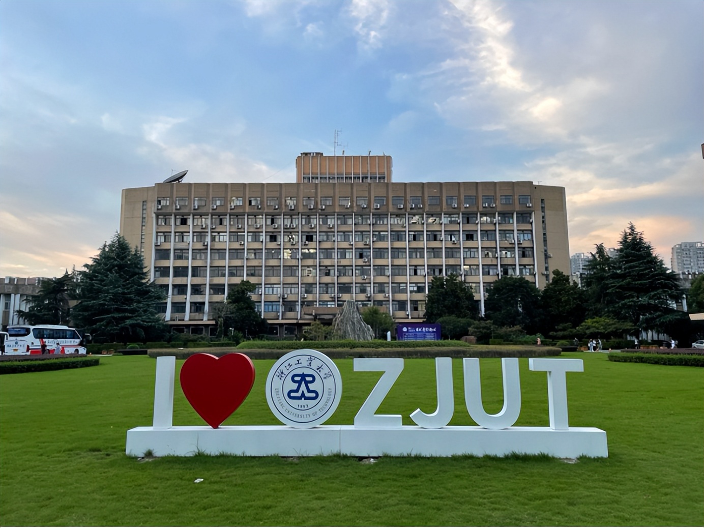 毕业季|MBA学习是一场多维修炼--20MBA,1班来凯悦