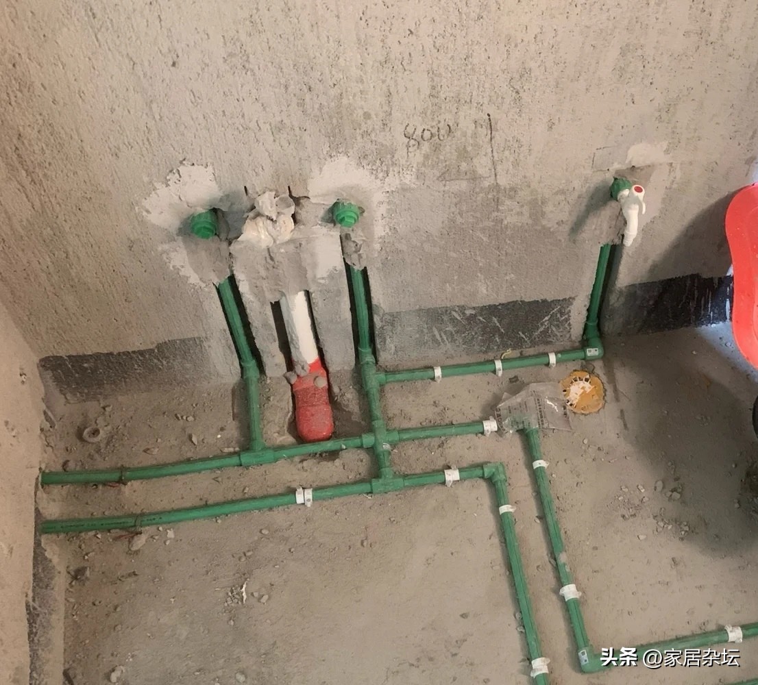 新房装修厕所下水管改动图,房刚装修好卫生间水管漏水改明管