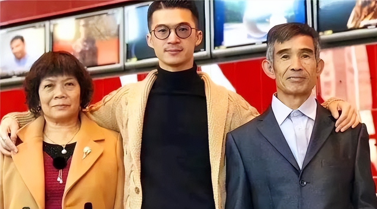 潘锐彬：全网最火织男，两登央视，一件毛衣卖8990，年入500万