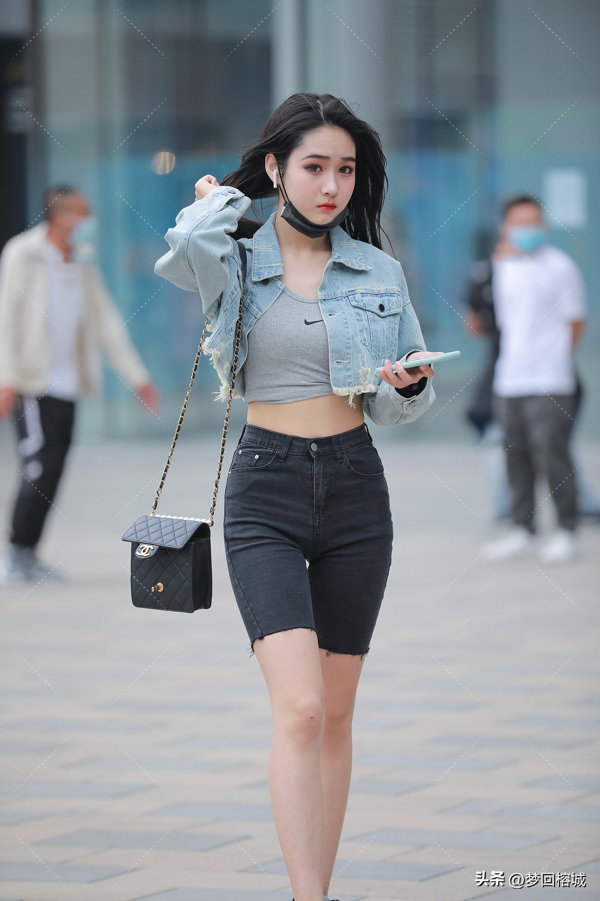 春秋喇叭牛仔裤街拍,街拍杏色牛仔裤