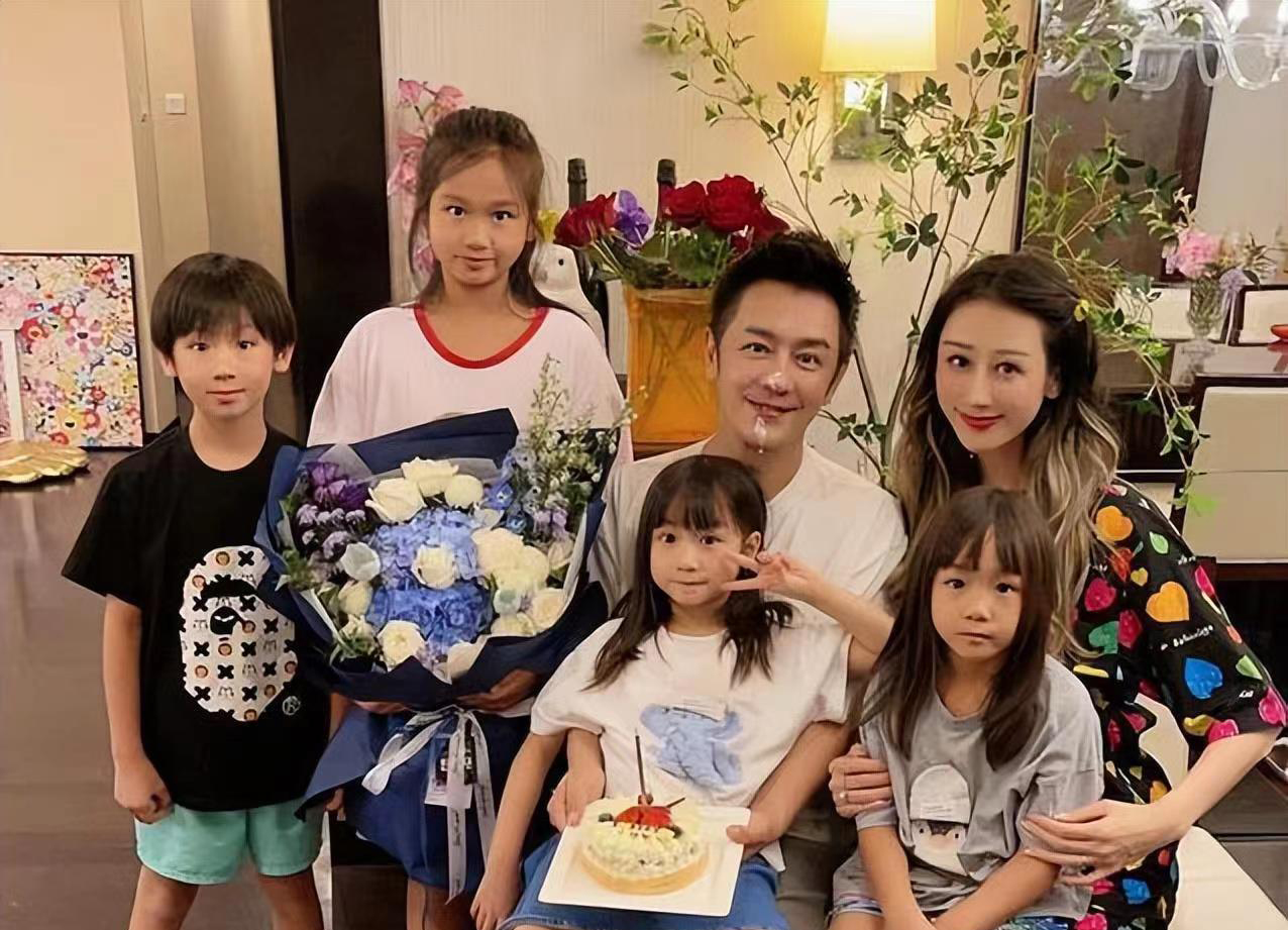 衣服鞋子满天飞,衣服鞋子堆积满地