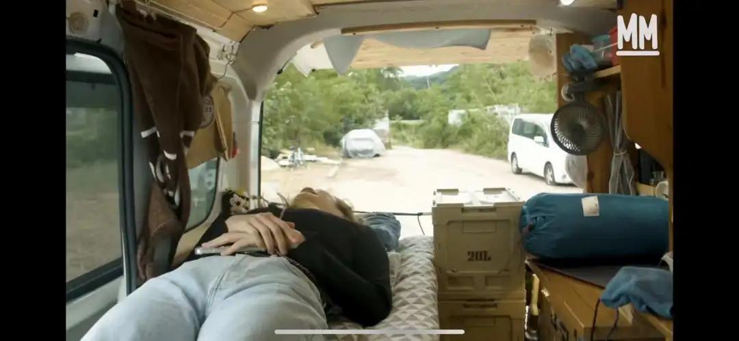 夫妻俩一年花10万无房贷,夫妻结婚十年不买房