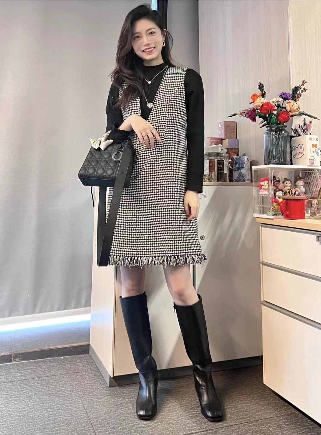 千鸟格半身裙秋冬款a字版30岁,黑白千鸟格半身裙配原绒色毛衫