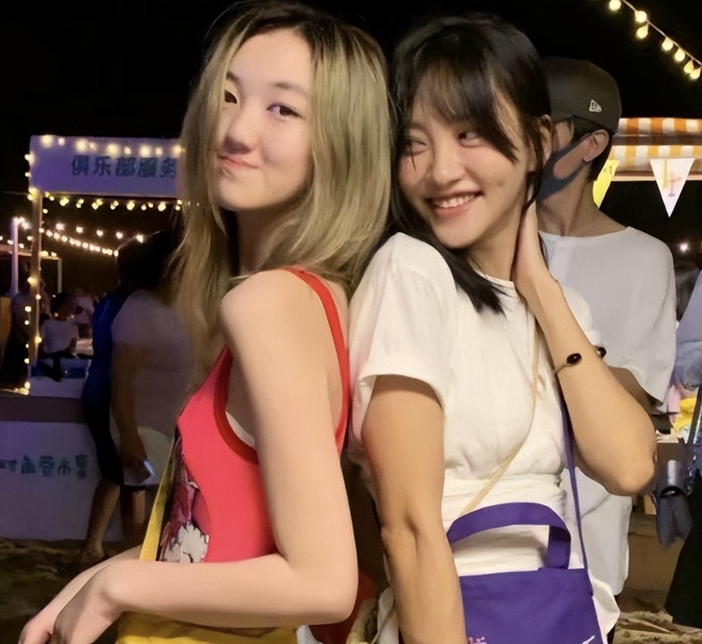 16岁李嫣现身瑞士超市，穿棒球服过季棉靴不如从前，疑生活变拮据