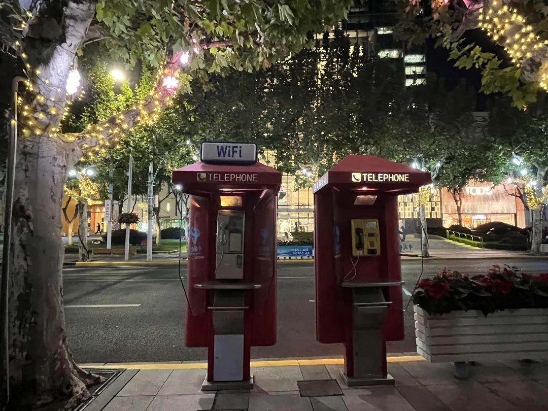 上海全封闭电话亭,为什么上海这么多电话亭