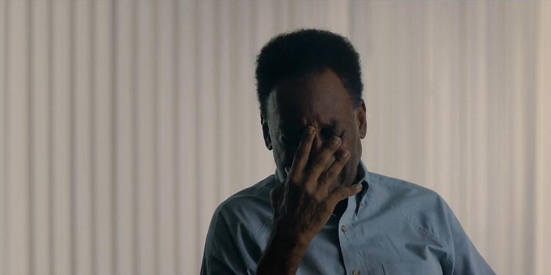 从光脚踢布条缠成的足球到成为球王，我用这部7.7分的电影缅怀他