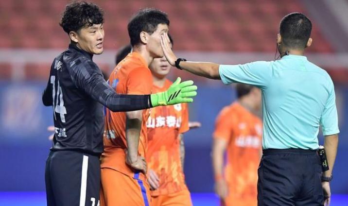 好诡异！足坛阴暗执法总是针对几支球队？黄健翔提出裁判阳光法案