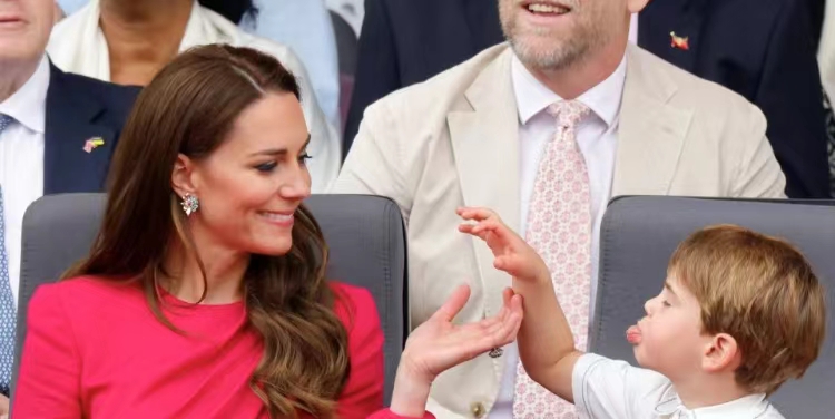 夏洛特豪气“喊话”英女足，威廉自豪做女儿传声筒，与有荣焉