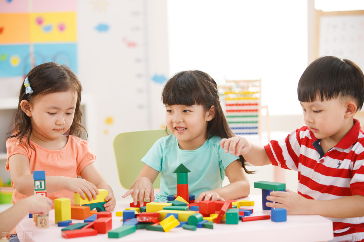 妈妈，老师打我的头！孩子哭着告状，家长的做法很关键