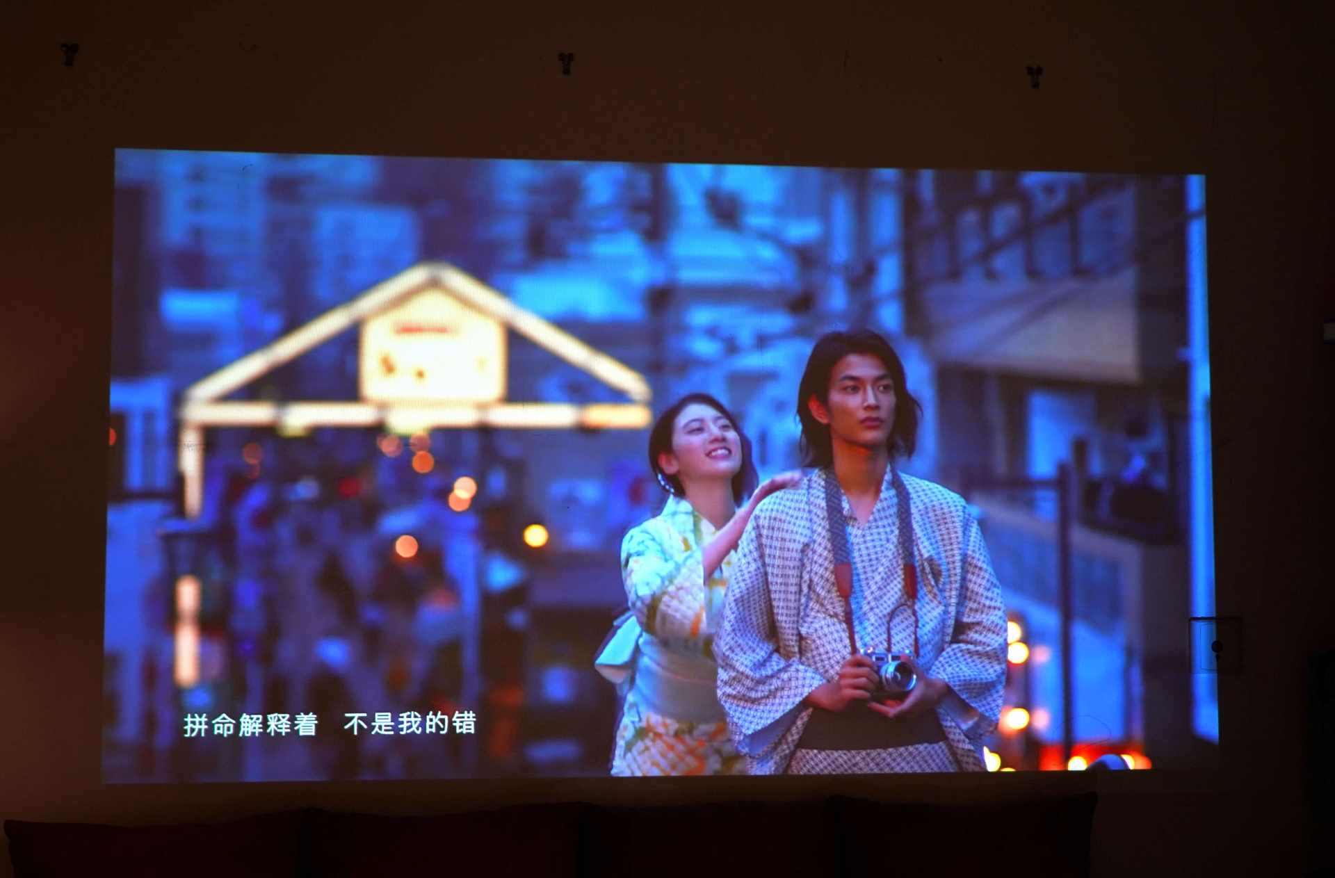 家里没空间怎么放投影仪,坚果智慧墙o1pro超短焦投影仪家用