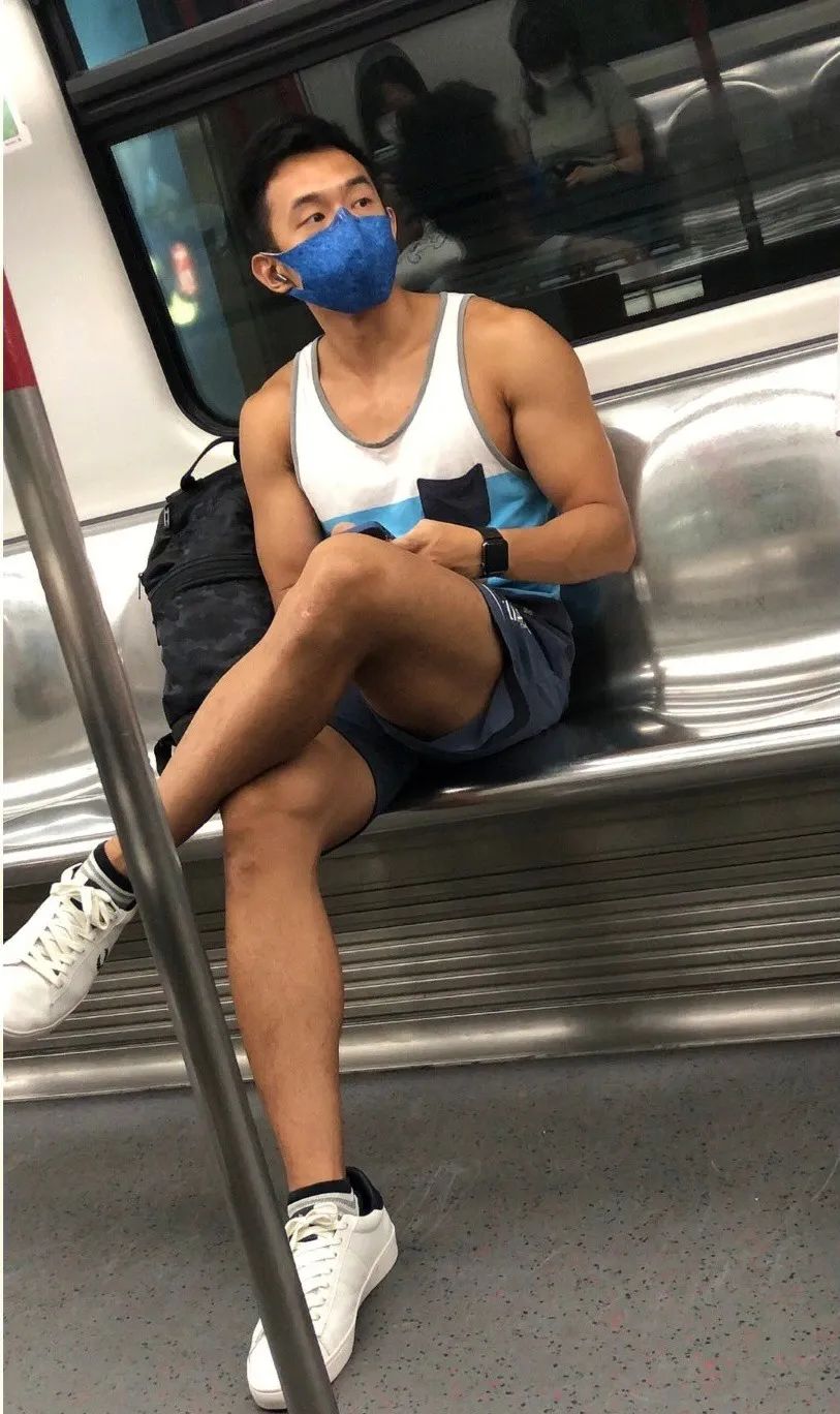 网友拍到穿校服高中生和青春擦肩,网友地铁上拍下的一幕