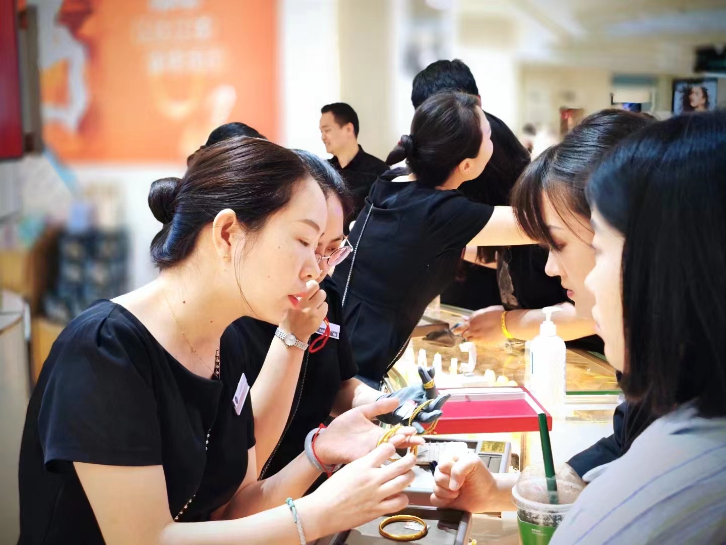 买黄金首饰到哪家店,买黄金珠宝首饰有哪些品牌店