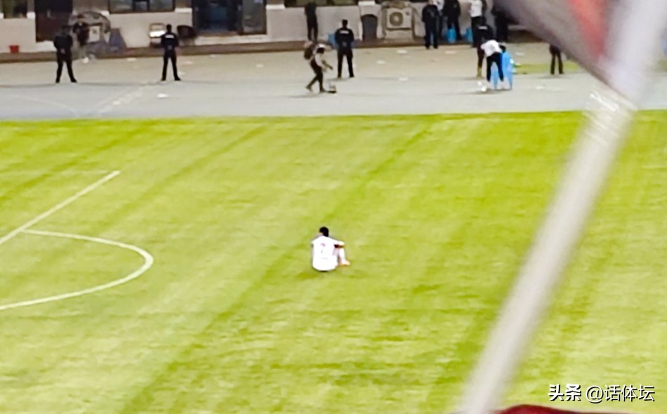 落魄雨夜！中超心碎1幕：连失单刀+遭门将戏耍，扬科维奇意外决定