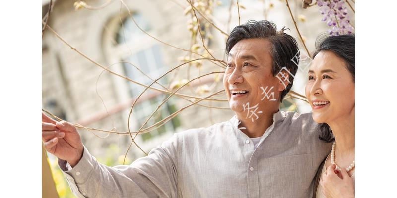 未婚老伴工资12500，却说只有2500，儿子告诉我真相我哭了